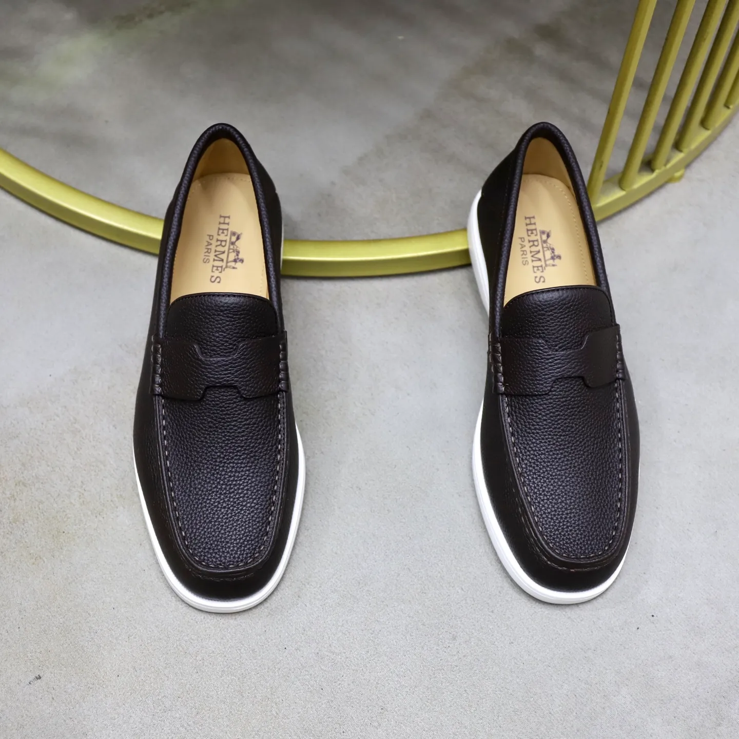 Ex-factory price: 560💰Hermès/Hermès slip-on men's shoes. This shoe is made of imported pebbled cowhide. It has simple and smooth lines and is combined with aerodynamically designed 3CM rubber foam ultra-light soles! Youthful and fashionable, classic H-shaped hardware buckle decoration, calf lining gently wraps the feet, with logo cowhide feet, casual and urban style, highlighting youthful vitality, sports and leisure version, super versatile, code number: 38-39-40-41-42-43-44 standard leather shoe size (45 can be customized but does not support returns)